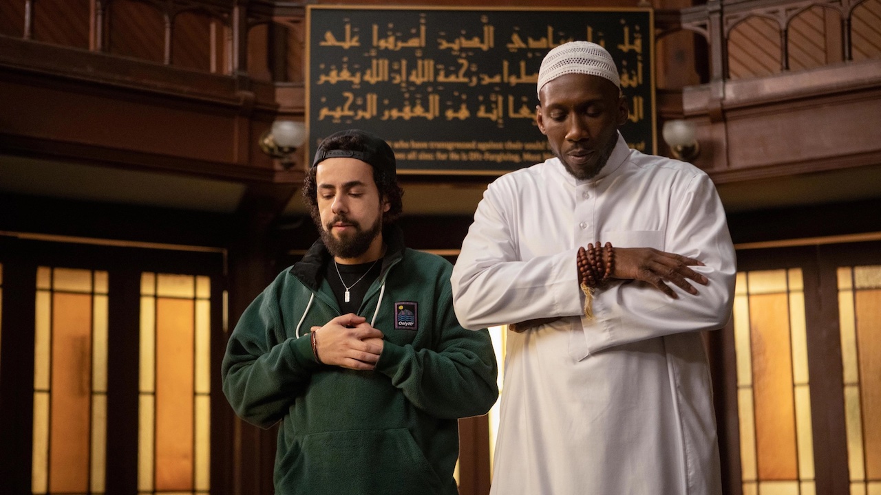 Mme Marvel et 10 autres grandes représentations de personnages musulmans dans les films et la télévision récents 4 Ramy Youssef et Mahershala Ali priant à Ramy