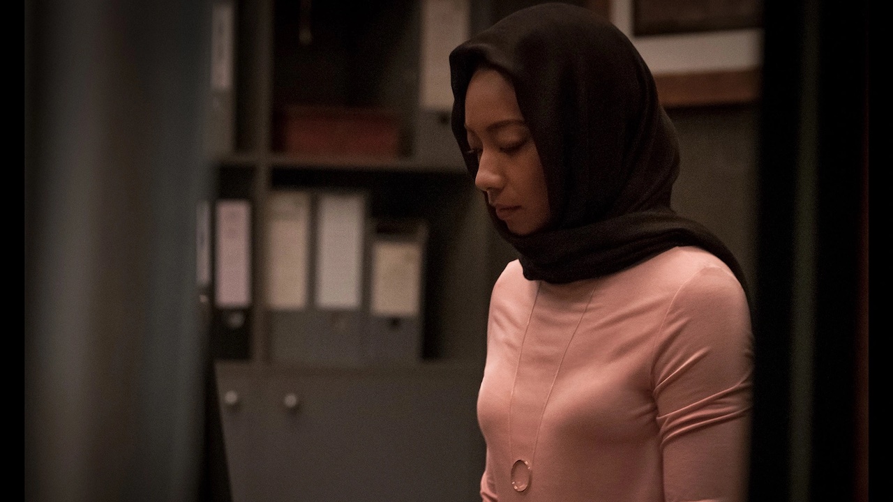 Mme Marvel et 10 autres grandes représentations de personnages musulmans dans les films et la télévision récents 12 Betty Gabriel dans le rôle de Naya Temple priant dans Counterpart