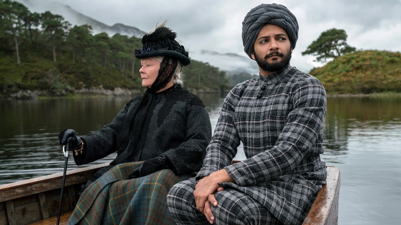 Mme Marvel et 10 autres grandes représentations de personnages musulmans dans les films et la télévision récents 9 Ali Fazal et Judi Dench dans le rôle de la reine Victoria et Abdul Karim dans Victoria & Abdul