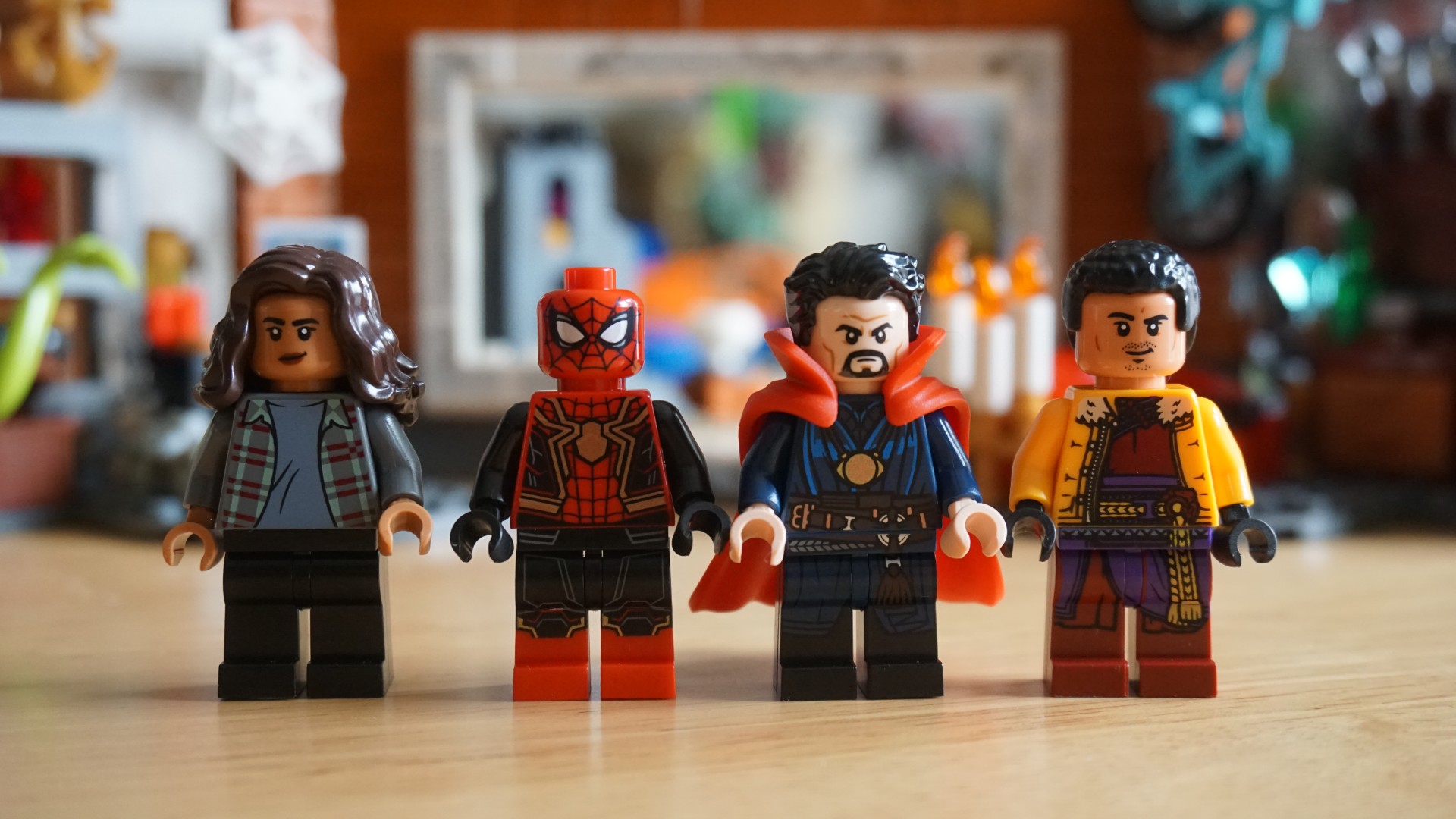 Revue de Lego Marvel Spider-Man à l'atelier Sanctum 6 Lego Marvel Spider-Man au Sanctum Workshop_minifigures (de gauche à droite : MJ, Spider-Man, Doctor Strange, Wong).