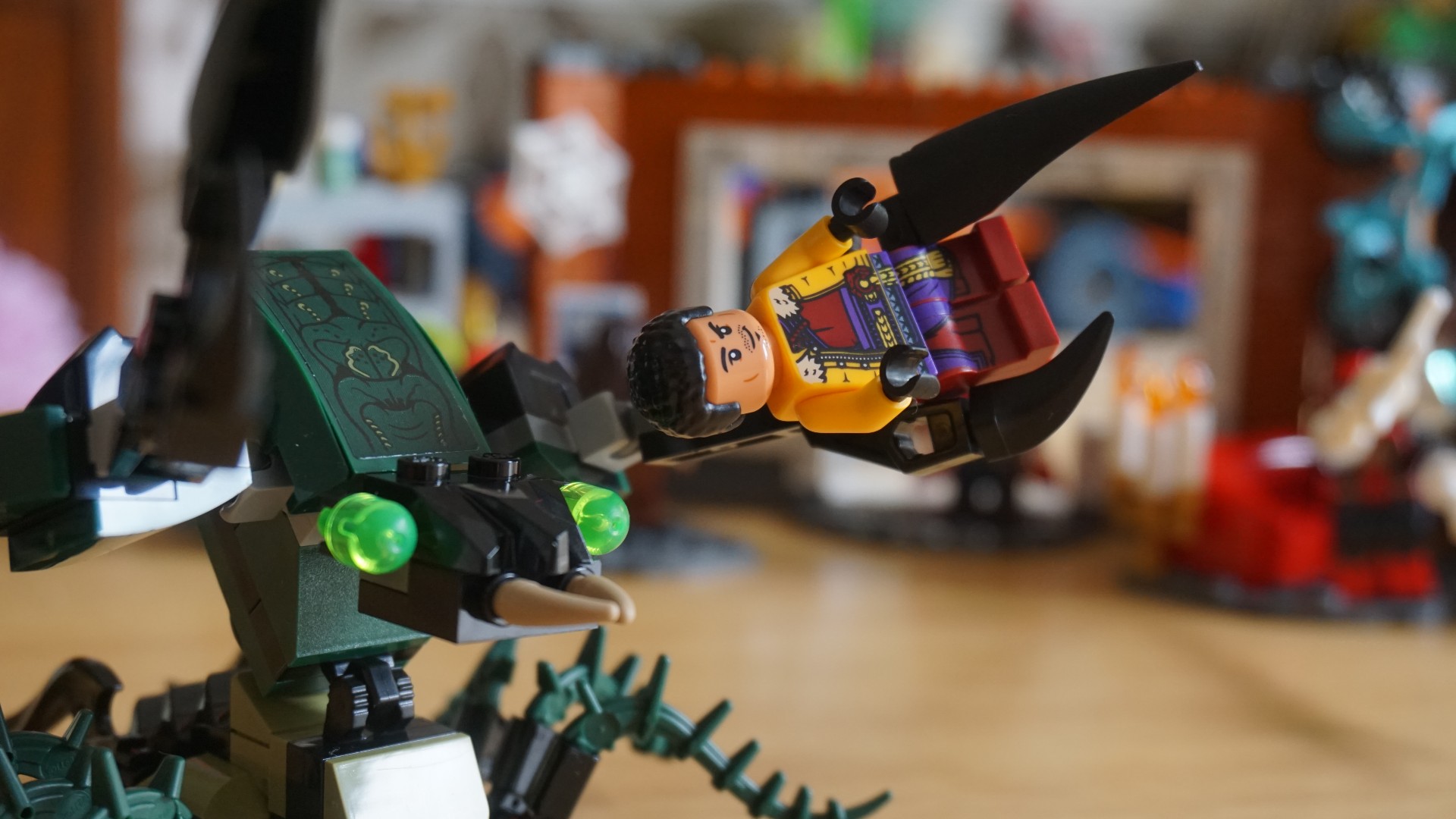 Revue de Lego Marvel Spider-Man à l'atelier Sanctum 4 Lego Marvel Spider-Man au Sanctum Workshop_Giant Bug Monster tenant une figurine