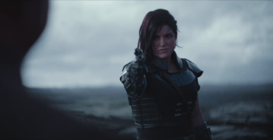 Gina Carano dans le rôle de Cara Dune tenant un blaster