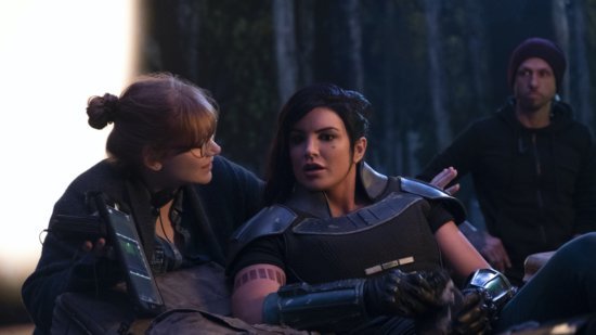 bryce dallas howard (à gauche) et gina carano (à droite) sur le plateau mandalorien