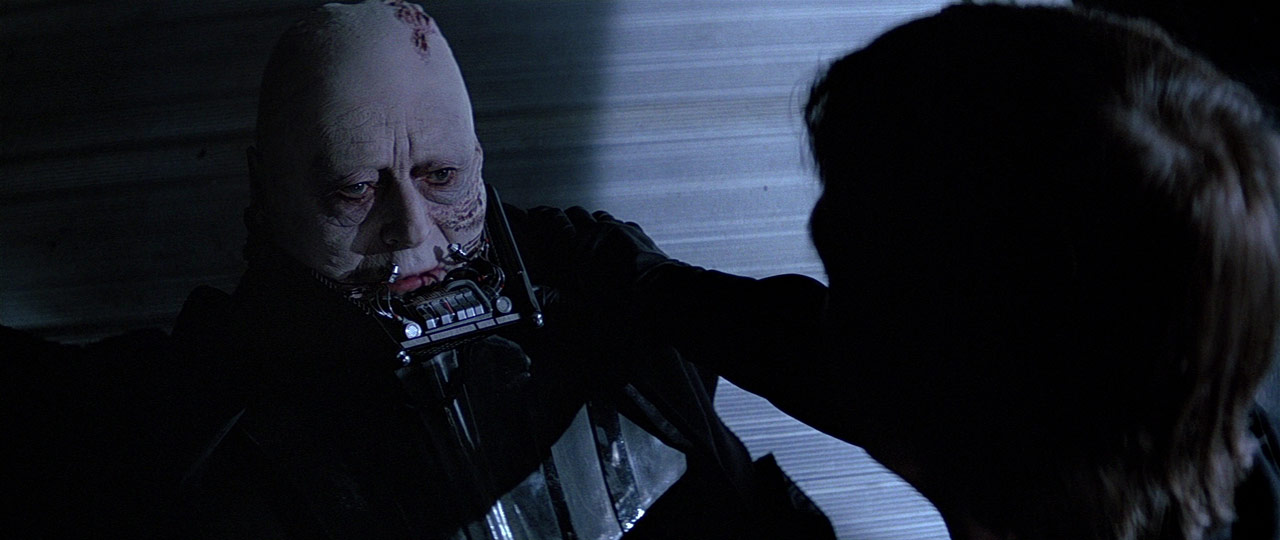 Les leçons de la paternité dans Star Wars 4 Dark Vador sans son casque, son visage révélé alors qu'il parle avec Luke Skywalker dans Star Wars : Le Retour du Jedi.