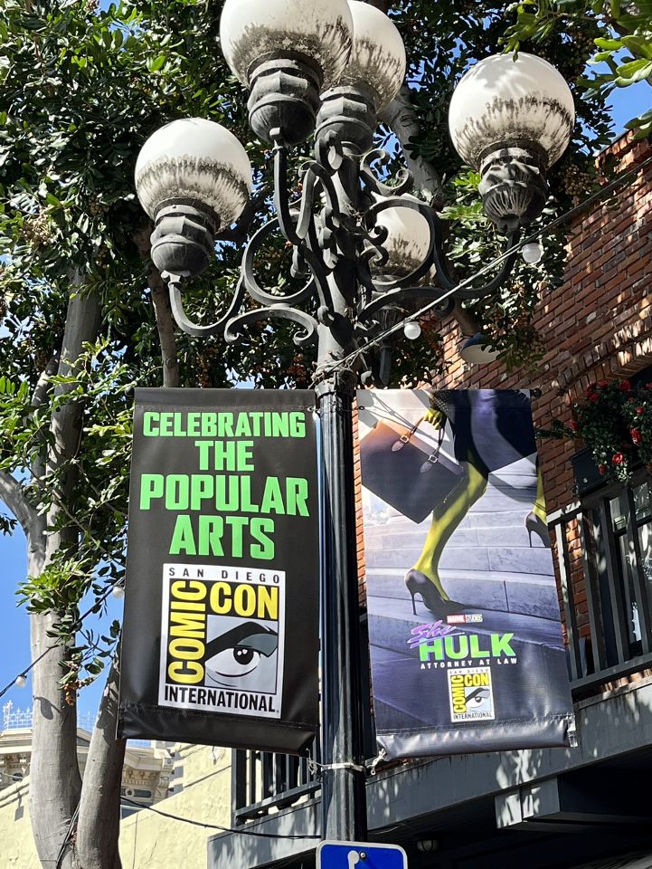 Marvel Studios envahit San Diego avec des bannières à Gaslamp pour le Comic-Con 2022 6 Marvel Studios envahit San Diego avec des bannières à Gaslamp pour le Comic-Con 2022 - 5