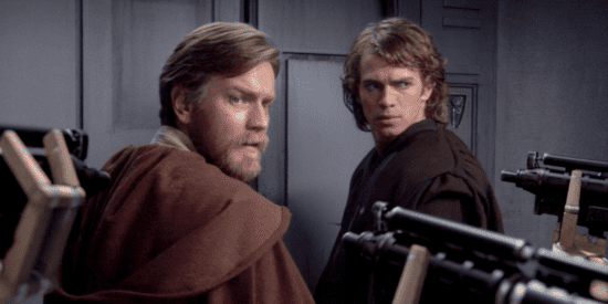 Ewan McGregotr dans le rôle d'Obi-Wan Kenobi (à gauche) et Hayden Christensen dans le rôle du jeune Anakin Skywalker (à droite)