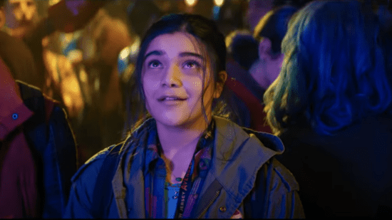 Iman Vellani comme Kamala Khan / Mme.  merveille