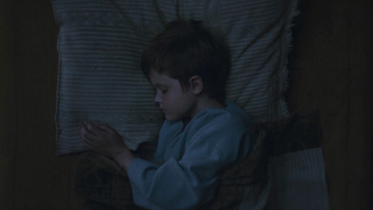 Le jeune Luke Skywalker dort dans son lit dans la série Obi-Wan Kenobi