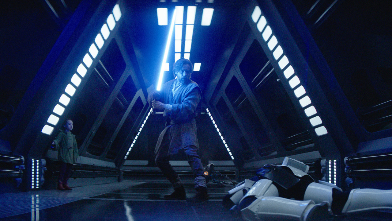 Ewan McGregor dans le rôle d'Obi-Wan Kenobi avec un sabre laser