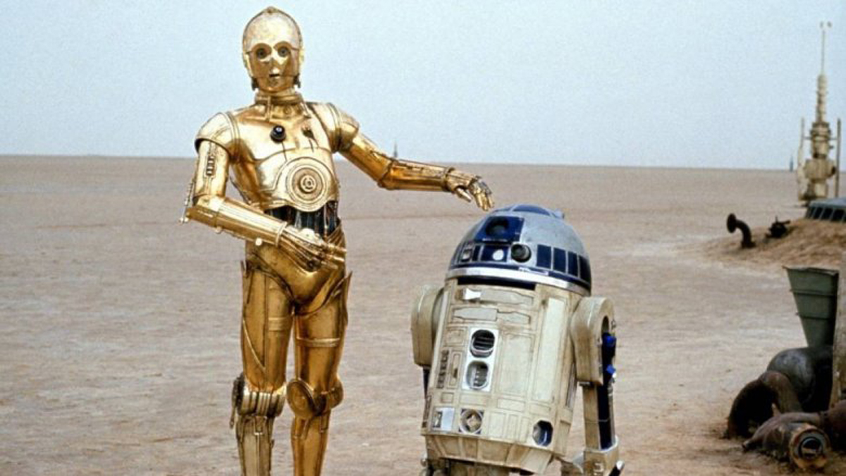 Un expert en robotique montre comment les robots de Star Wars ne reflètent pas la réalité 5 Les droïdes Star Wars C-3P0 et R2-D2 dans le désert de Tatooine.