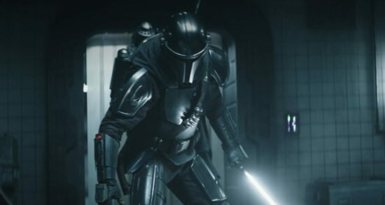La légende de Lucasfilm reçoit ENFIN la star d'Hollywood 17 le mandalorien din djarin brandissant le sabre noir dans le livre de boba fett épisode 5