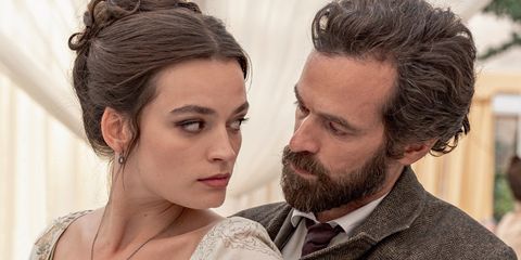 Emma Mackey, Romain Duris, Eiffel emma mackey dans le biopic d'emily bronte