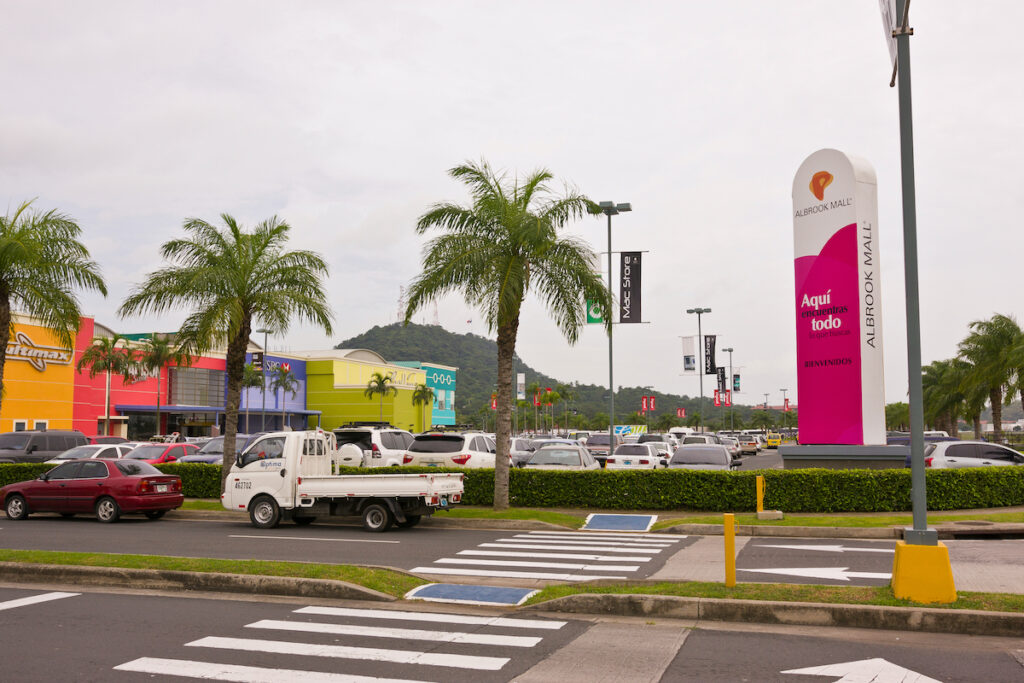 J'ai vécu dans 4 villes du Panama en tant que retraité - voici ce que j'ai aimé de chacune 4 Extérieur du centre commercial Albrook