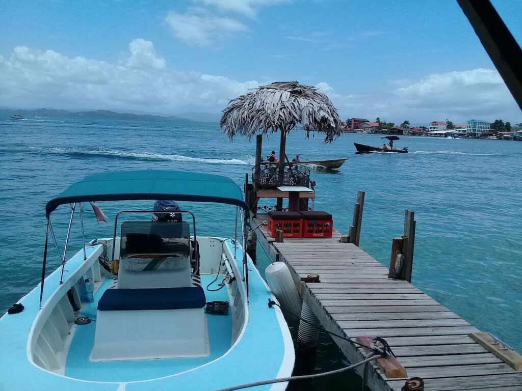 J'ai vécu dans 4 villes du Panama en tant que retraité - voici ce que j'ai aimé de chacune 6 Bateau-taxi garé sur l'île de Carenero