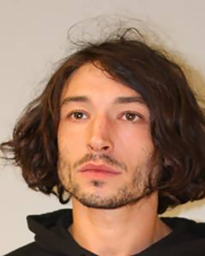 Ezra Miller aurait quitté The Flash suite à des allégations de toilettage 4 Ezra Miller Booking Photo