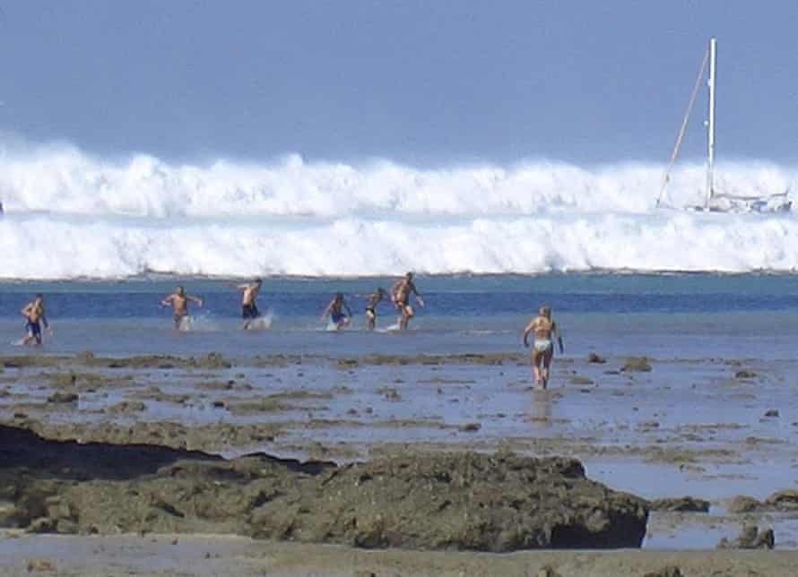 Marseille, Alexandrie et Istanbul se préparent au tsunami méditerranéen | Tsunamis 3 Les touristes sont vus bien au-delà de la plage alors que les tsunamis se profilent derrière eux