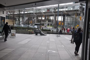 L'art public de Metrotown rate la cible - 8