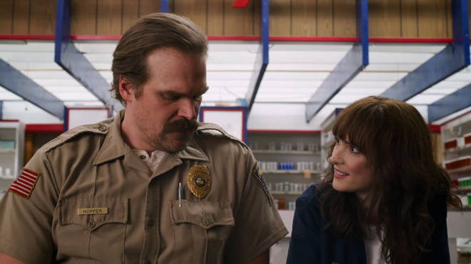 Stranger Things 4: David Harbour confirme que Hopper et Joyce se sont enfin réunis... 4 David Harbour et Winona Ryder dans le rôle de Hopper et Joyce dans Stranger Things 3