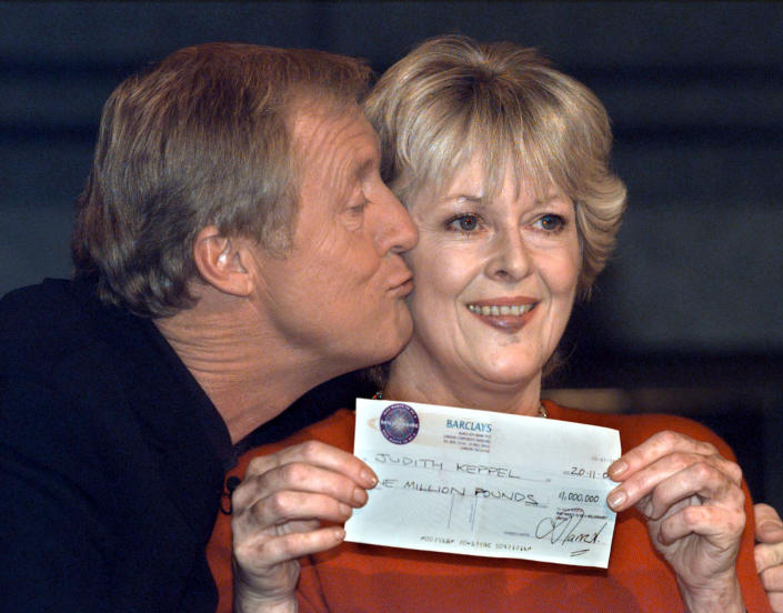 6 autres énormes prix d'émissions de télévision 6 Judith Keppel (à droite), gagnante de Qui veut gagner des millions, reçoit un baiser de Chris Tarrant lors d'un appel photo aux studios Elstree à Londres. Elle est devenue la première candidate à remporter le jackpot de 1 million dans l'émission de quiz à succès Who Wants To Be A Millionaire? *... Les téléspectateurs ont déjà vu Mme Keppel - qui est une parente de Camilla Parker Bowles, la partenaire du Prince de Galles - gagner 16 000. Mais plus tard, a confirmé un initié du spectacle, la créatrice de jardins, qui a épuisé sa bouée de sauvetage Ask The Audience lorsqu'elle a été perplexe face à la question lui demandant dans quel pays est né le Premier ministre Tony Blair, ira jusqu'à 1 million. (Photo de Peter Jordan - PA Images/PA Images via Getty Images)