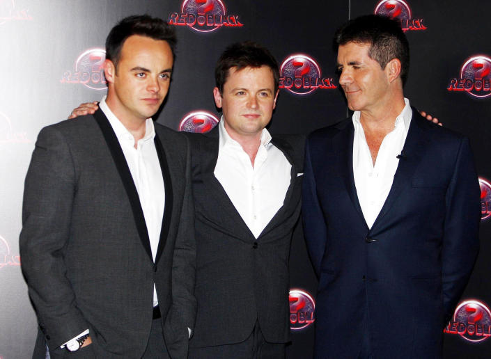 6 autres énormes prix d'émissions de télévision 10 (De gauche à droite) Anthony McPartlin et Declan Donnelly (autrement connu sous le nom de Ant et Dec), se tiennent avec Simon Cowell, lors du lancement d'un nouveau jeu télévisé, rouge ou noir, au May Fair Hotel, dans le centre de Londres.
