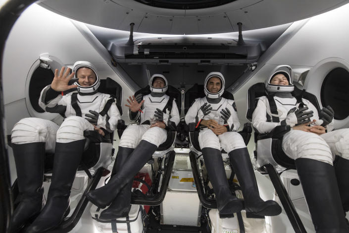6 autres énormes prix d'émissions de télévision 12 Dans cette photo fournie par la NASA, (LR) l'astronaute de l'ESA (Agence spatiale européenne) Matthais Maurer, les astronautes de la NASA Tom Marshburn, Raja Chari et Kayla Barron, sont vus à l'intérieur du vaisseau spatial SpaceX Crew Dragon Endurance à bord du vaisseau de récupération SpaceX Shannon peu après ayant atterri dans le golfe du Mexique le 6 mai 2022 au large de Tampa, en Floride. Maurer, Marshburn, Chari et Barron reviennent après 177 jours dans l'espace dans le cadre des expéditions 66 et 67 à bord de la Station spatiale internationale. (Photo par Aubrey Gemignani/NASA via Getty Images)