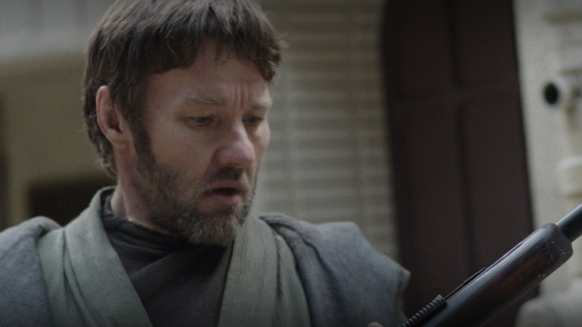OBI-WAN KENOBI a montré qu'Owen et Beru étaient plus courageux que nous ne le savions 5 Oncle Owen regarde une arme à feu sur Obi-Wan Kenobi
