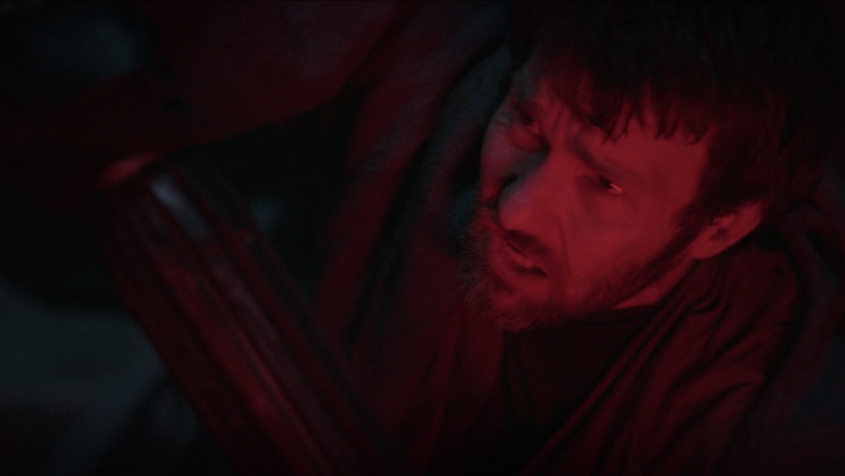OBI-WAN KENOBI a montré qu'Owen et Beru étaient plus courageux que nous ne le savions 7 Oncle Owen est à genoux en train de se battre contre Reva sur Obi-Wan Kenobi