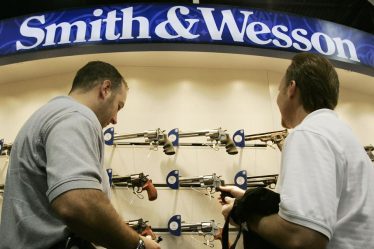 Les actions de Smith & Wesson augmentent à nouveau alors que la décision de la Cour suprême renforce une partie «assez importante» des activités du fabricant d'armes à feu - 7