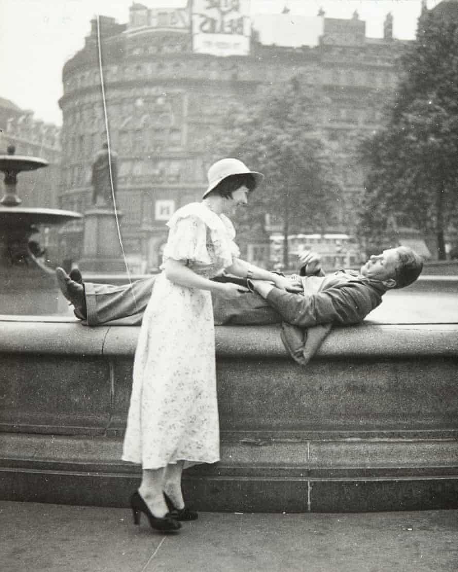 Pablo Picasso : des photos cachées révèlent le talent artistique de son amant et muse | Pablo Picasso 2 Couple sur une fontaine à Trafalgar Square