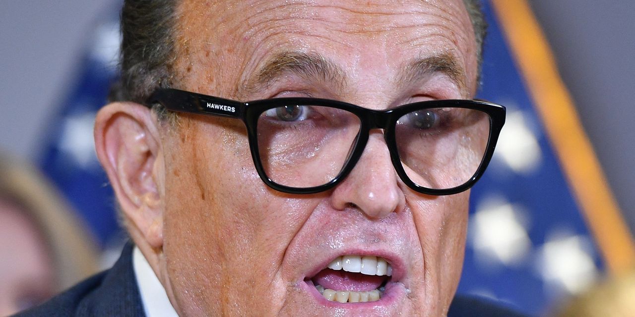 Rudy Giuliani giflé: le travailleur de ShopRite qui a frappé Giuliani a été "suspendu" 2 Rudy Giuliani giflé: le travailleur de ShopRite qui a frappé Giuliani a été "suspendu" - 1