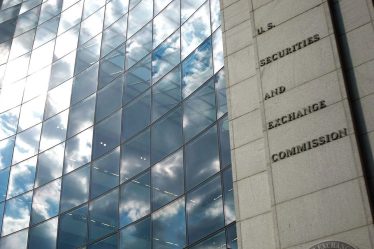 La SEC inflige une amende de 100 millions de dollars à Ernst & Young pour des employés qui ont triché aux examens d'éthique du CPA - 7