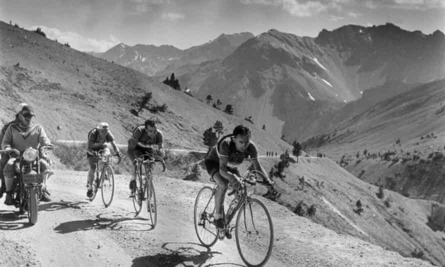 Tour de France : l'obsession nationale d'un mois – archives, 1949 | Tour de France 2 Cyclistes en compétition dans le Tour de France à travers les Alpes françaises, 18 août 1951.