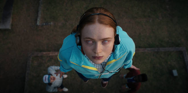 Stranger Things 4 : Les fans pensent que Lucas se fait prendre par Vecna grâce à la vidéo de BTS 5 Stranger Things 4: Sadie Sink porte des contacts alors que Max est possédé par Vecna