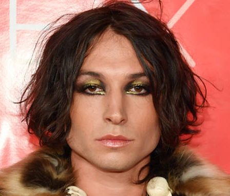 Ezra Miller accusé d'avoir soigné une adolescente dès l'âge de 12 ans - 15
