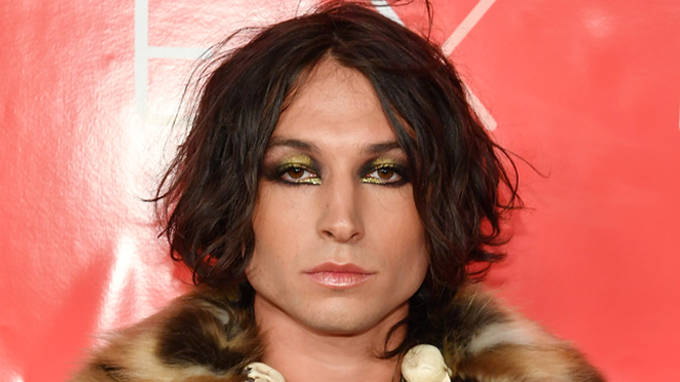 Ezra Miller accusé d'avoir soigné une adolescente dès l'âge de 12 ans 2 Ezra Miller accusé d'avoir soigné une adolescente dès l'âge de 12 ans - 1