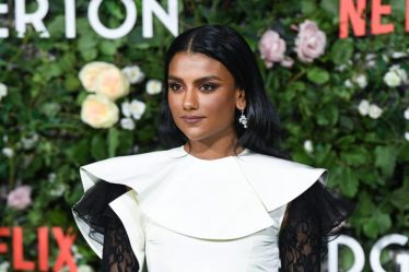 "Bridgerton" Star Simone Ashley a étudié les escargots pour s'accoupler pour se préparer à la scène de sexe dans "l'éducation sexuelle" - 9