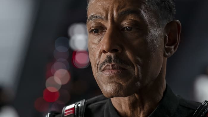 Cast taquine les détails des personnages de la saison 3 de The Mandalorian 3 Giancarlo Esposito en tant que Moff Gideon dans The Mandalorian