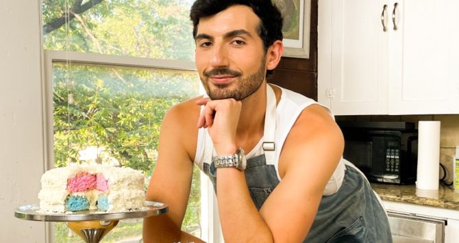 Ce chef TikTok affirme que Postmates a arraché sa série de recettes "conviviales pour le fond" / Queerty 2 Ce chef TikTok affirme que Postmates a arraché sa série de recettes "conviviales pour le fond" / Queerty - 1