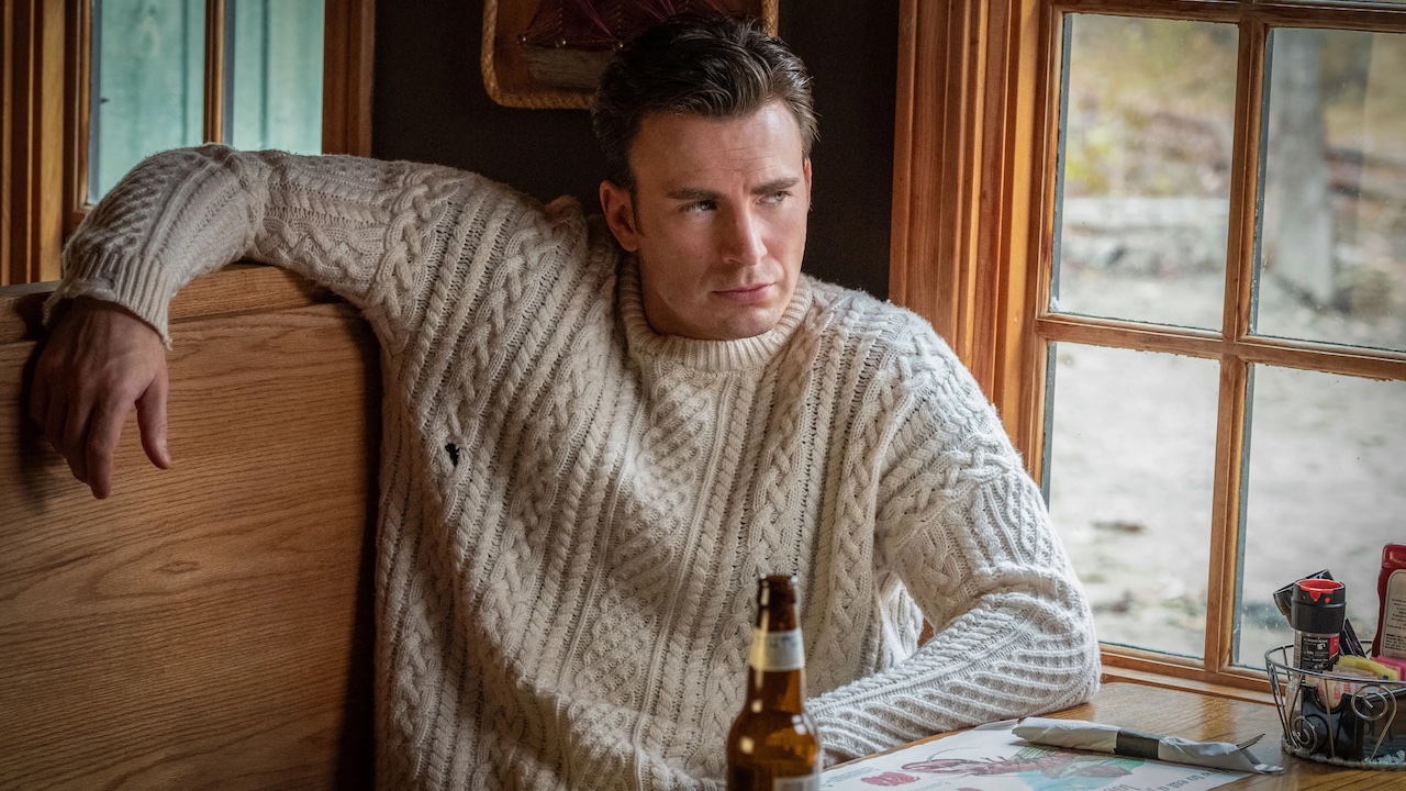 Chris Evans partage une nouvelle image d'homme gris, et son chandail Knives Out pourrait avoir de la concurrence pour le meilleur look 3 Chris Evans en pull blanc en maille torsadée dans Knives Out