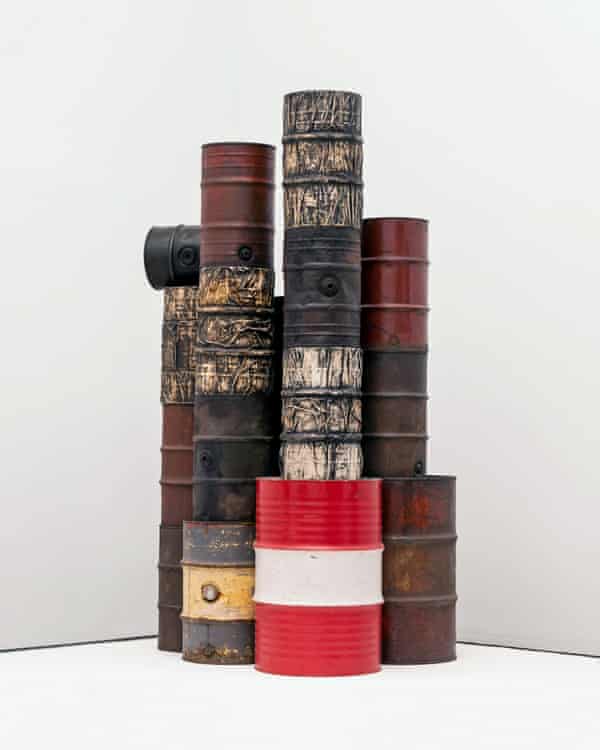 Christo avant Christo : une exposition parisienne révèle les œuvres antérieures de l'artiste | Christo 1 Barils de pétrole enveloppés de Christo 1958–1959