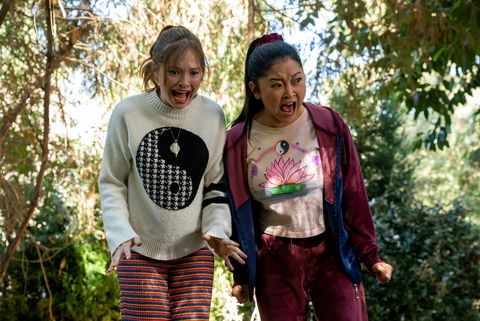 huer, chienne l à r zoe margaret colletti comme gia, lana condor comme erika dans l'épisode 101 de boo, chienne cr kevin estradanetflix © 2022
