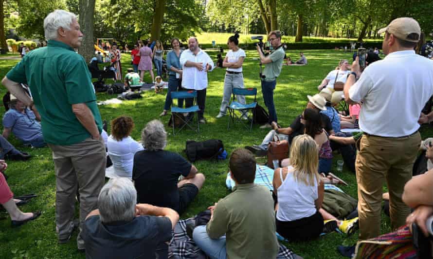 De gréviste de la faim à candidat député : l'ascension du « boulanger humaniste » français | France 1 Stéphane Ravacley (au centre) prononce un discours lors d'un meeting de campagne à Besançon le 15 mai.