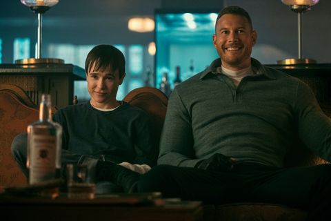 Distribution, Actualités, Date de sortie, Spoilers 3 l'académie parapluie l à r elliot page comme viktor hargreeves, tom hopper comme luther hargreeves dans l'épisode 308 de l'académie parapluie cr christos kalohoridisnetflix © 2022