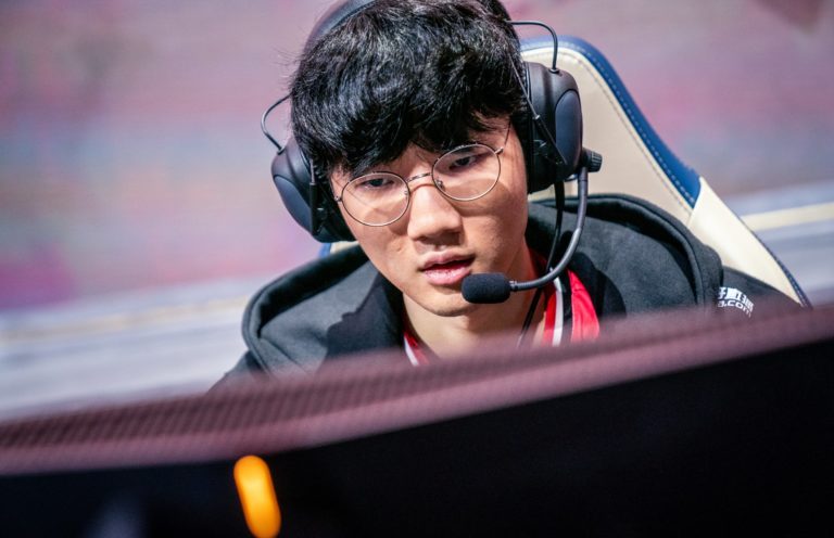 Ezreal, le dominant de Viper, emporte EDward Gaming contre Weibo Gaming lors de la confrontation estivale de la LPL 2 Ezreal, le dominant de Viper, emporte EDward Gaming contre Weibo Gaming lors de la confrontation estivale de la LPL - 1