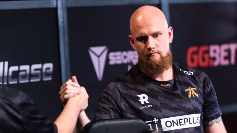 Fnatic s'emporte contre Heroic lors de l'ouverture du championnat Pinnacle Cup 2 Fnatic s'emporte contre Heroic lors de l'ouverture du championnat Pinnacle Cup - 1