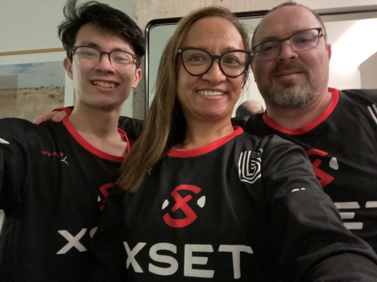 Où qu'il aille, ils le suivront : comment zekken est devenu célèbre dans l'esport avec le soutien de ses parents 2 Où qu'il aille, ils le suivront : comment zekken est devenu célèbre dans l'esport avec le soutien de ses parents - 1