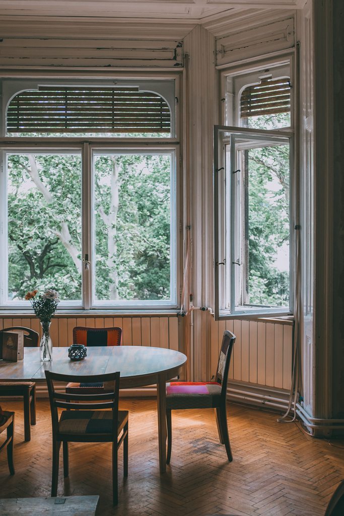 Holly, fondatrice de Holly Johnson Antiques, donne des conseils sur le style des salles de réception d'une époque 3 Ce dont votre salle à manger a vraiment besoin - Tables de salle à manger antiques