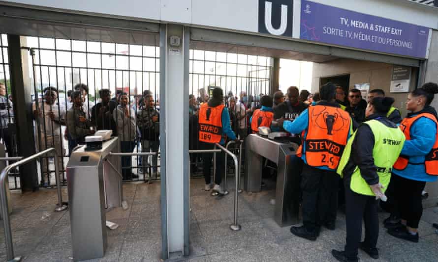 La convention de Saint-Denis minée par le chaos lors de la finale de la Ligue des champions | Ligue des champions 1 Les fans attendent devant les portes pour entrer sur le terrain pour la finale de la Ligue des champions