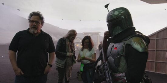 La légende de Lucasfilm reçoit ENFIN la star d'Hollywood 9 Jon Favreau (à gauche) et Boba Fett (à droite) dans Disney Gallery The Mandalorian