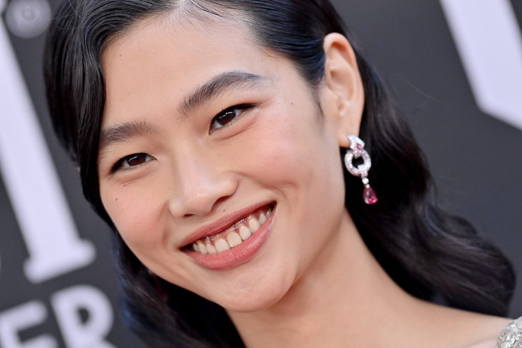 La lutte de HoYeon Jung avec une faible estime de soi a commencé après son apparition sur le "prochain top modèle coréen" 3 Jung Ho-yeon sourit sur le tapis rouge de la 27e édition des Critics Choice Awards